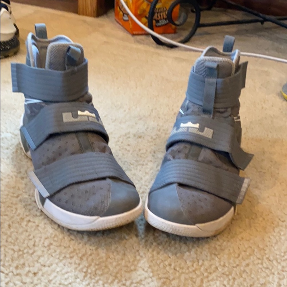 Lebron Basketball shoes